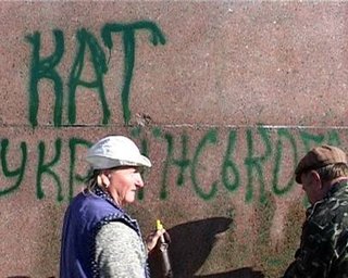 Памятник Ленину в Бердичеве разрисовали зеленой краской