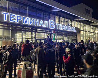 "Очевидно": Кремль обвинил Запад в организации антисемитских погромов в Дагестане