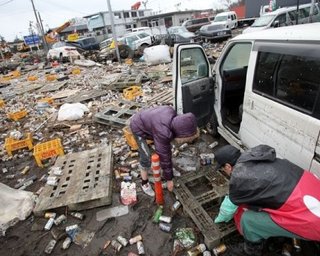 Япония: жители префектуры Фукусима не получают продукты и топливо