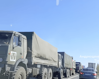 Через Маріуполь проїхала колона військових вантажівок ЗС РФ: куди вона прямує, — Андрющенко (фото)