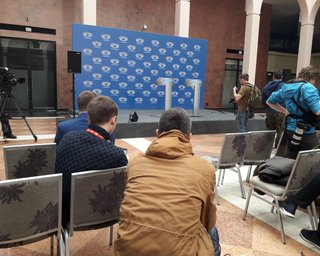Под НСК "Олимпийский" начинают собираться сторонники Порошенко