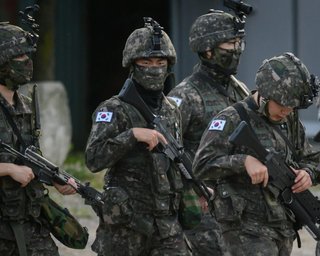 Воєнний стан у Південній Кореї: у Сеулі присутня військова техніка, біля парламенту сутички (відео)