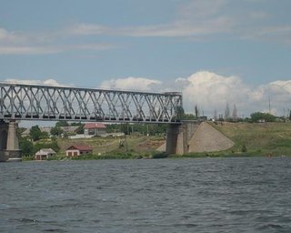 Не только автомобильный: оккупанты признали обстрел Антоновского ж/д моста через Днепр