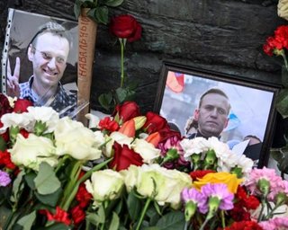 У Росії чоловікам, які вшанували пам'ять Навального, вручили повістки до військкомату, — ЗМІ