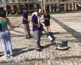 Организаторы дрифта на Софийской площади безуспешно пытаются отмыть брусчатку, — нардеп (видео)