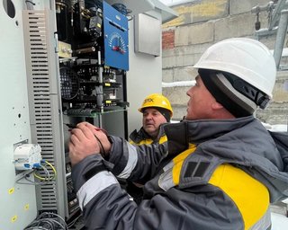 Київ без світла: 500 будинків залишаються без опалення, до багатоповерхівок підвозять великі генератори