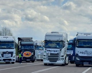 Насыпают землю и шины на трассу: польские фермеры снова блокируют движение на границе (видео)