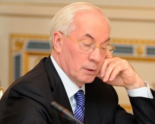 Азаров поручил Тигипко заняться субсидиями на услуги ЖКХ