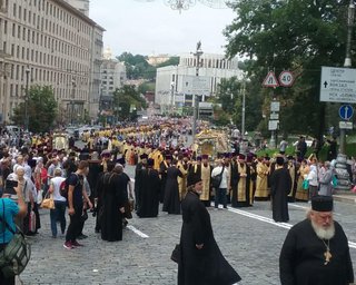 Данные УПЦ и полиции о количестве участников Крестного хода отличаются в 12 раз