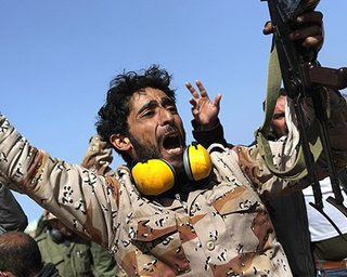 Силы Каддафи ведут бои за Зинтан