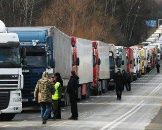 Правительство Польши не будет разгонять фермеров, блокирующих границу: эксперт о международных отношениях Украины