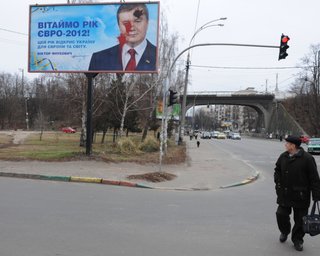 За повреждение билбордов с Януковичем милиция возбудила четыре уголовных дела