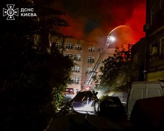 В Киеве возросло число жертв ночного обстрела: ГСЧС показала последствия ударов по столице (фото)