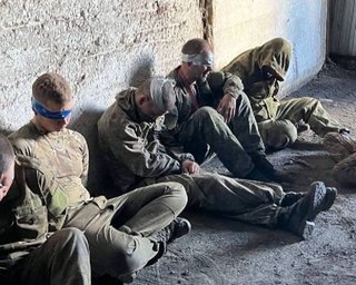 "Пообіцяли орден": бійці ЗСУ на Харківщині взяли у полон групу російських окупантів (відео)