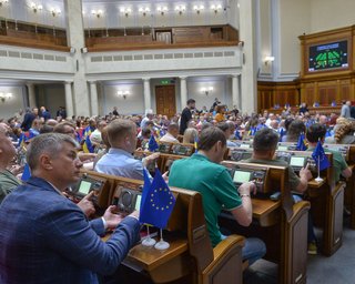 Оппозиция заблокировала трибуну в Раде: нардепы устроили потасовку (видео)
