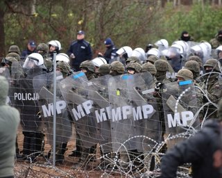 Польша последние двое суток фиксировала почти 500 попыток нелегального пересечения границы из Беларуси (видео)