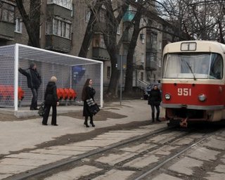 В Донецке на трамвайной остановке появились футбольные ворота