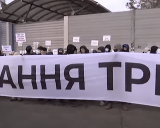 В Конче-Заспе возле резиденции Зеленского прошла акция в поддержку Стерненко и Антоненко (видео)