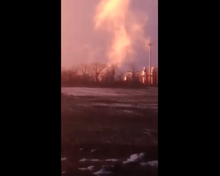 Под Светлодарском из-за обстрелов войск РФ загорелся газопровод, — Донецкая ОГА (видео)