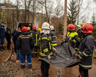 Чуда не произошло: в Тернополе мужчина потерял всю семью после удара ВС РФ (фото)