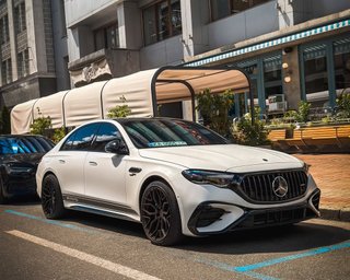 У Києві помітили яскравий 600-сильний Mercedes за 5 мільйонів (фото)