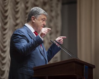 Президент Украины призвал при военном положении проводить концерты