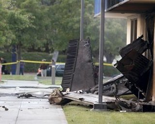 В США самолет врезался в больницу: двое погибших