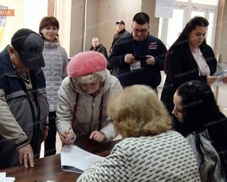 "Вчера вечером после суда мы успокаивали его, а он нас": родители Зеленского проголосовали в Кривом Роге