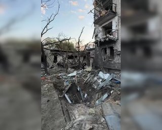 З'явились нові деталі нічного удару РФ: вирва посеред подвір'я, 12 загиблих (фото)