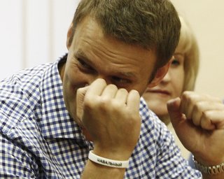 Навальный приговорен к пяти годам тюрьмы