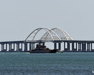 РФ "нашпиговала" Крым ПВО и строит "загадочное сооружение": в ВМС рассказали о защите моста