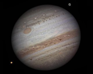 NASA опубликовало снимки Юпитера с парой спутников