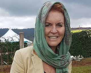 Знайдена в Альпах: ексдружину принца Ендрю помітили на дорогому курорті після 7 місяців переховування (фото)