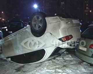 В Киеве иномарка упала с четырехметровой высоты на автостоянку