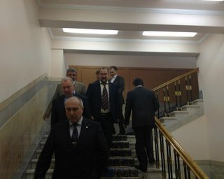 Депутаты пошли в столовую после драки и объявленного перерыва