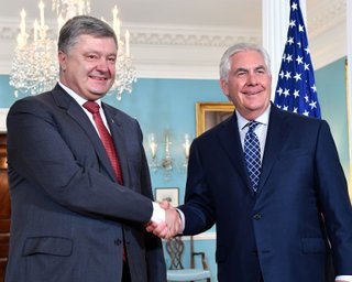 Порошенко и Тиллерсон обсудили обострение на Донбассе и выход офицеров РФ из СЦКК