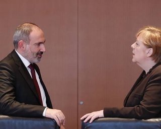 Обуздайте Турцию: Пашинян пожаловался Меркель на вмешательство в карабахский конфликт