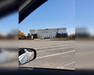З будівлі окупаційної адміністрації в Херсоні зник російський прапор — ОВА (фото, відео)