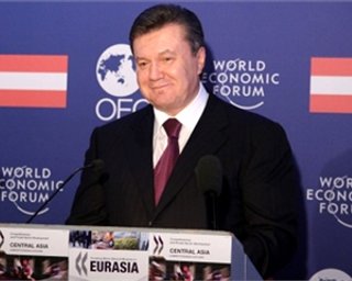 Янукович опроверг слухи об отставке Азарова