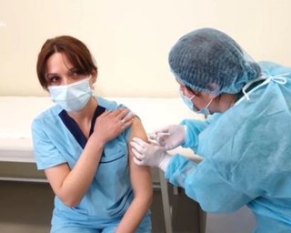 Медсестра из Грузии, которая впала в кому после вакцинации AstraZeneca, скончалась в больнице