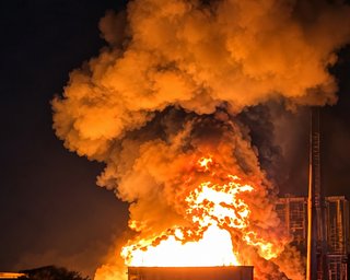 В РФ после атаки горит завод "Азот", связанный с производством взрывчатки: что известно