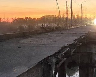 ЗС РФ вдарили мостом у Слов'янську: проліт впав разом з авто (відео)