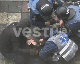 Протесты под зданием Рады: СМИ пишут, что один пострадавший "не подает признаков жизни" (видео)