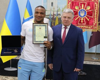 Жан Беленюк после победы на Олимпиаде получил оружие и новое звание ВСУ (фото)