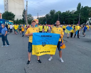 В Румынии болельщиков сборной Украины не пустили на матч с флагом "Крым — это Украина" (фото)