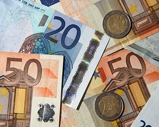 На мировых рынках курс евро/доллар опустился до 1.2176
