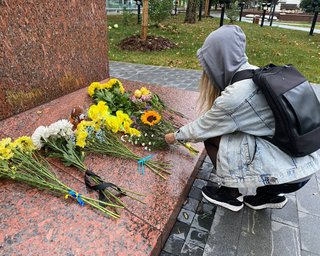 Обстріл села Гроза: у Москві несуть квіти до пам'ятника Лесі Українки (відео)
