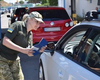 Спрятал под рясами: священник на Mercedes пытался вывезти уклониста из Украины (видео)