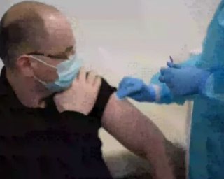 Степанов публично вакцинировался индийской вакциной Covishield (видео)