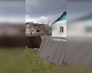 Россияне уничтожили целую улицу в Коростене: повреждено более 100 домов, ранены дети (видео)